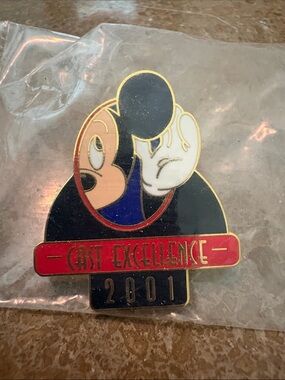 Disney Black Red Gold Mickey Cast Excellence 2001 Pin